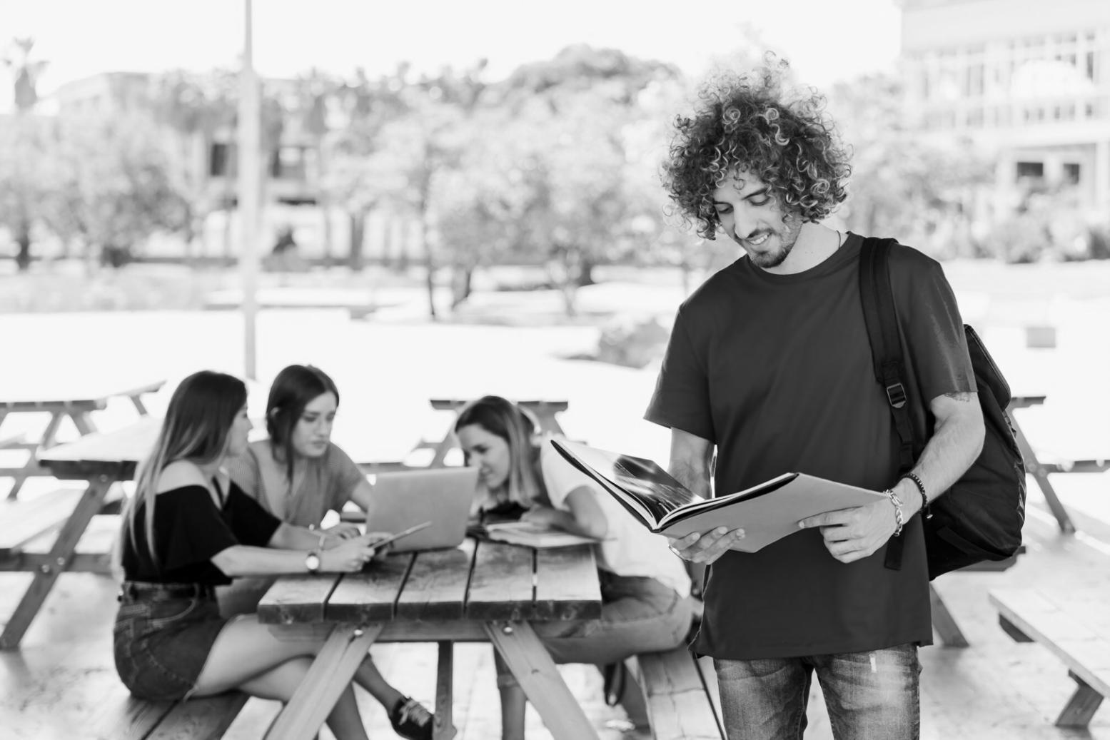 Arbeitsplatz mit Finanzunterlagen und Analysen